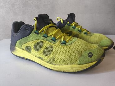 купить зимние кроссовки в бишкеке: Пара кроссовок Jack Wolfskin, предназначенных для активного