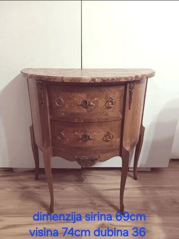 nameštaj m: Polukružna komoda sa fiokama, pogodna za različite prostore. Komoda