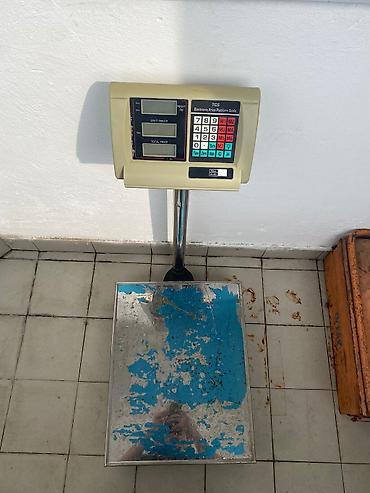 Ostala ženska obuća: Lot različitih predmeta za garderobu i opremu prodavnice/butika: - — 4