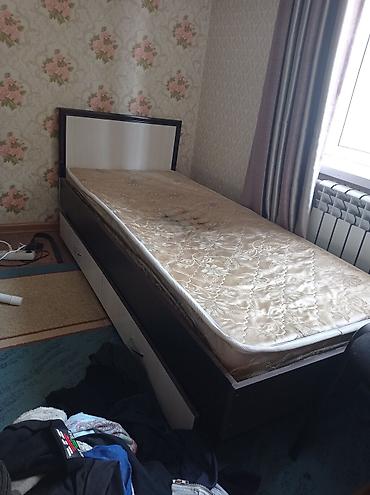 Продаю две односпальных кровати с каркасом из металла и с ящиками для