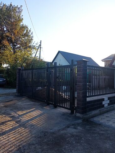 железные ограды: Металлический забор с распашными воротами и калиткой - Конструкция