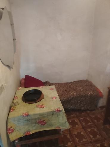 комната аренда: Kirayə üçün sadə, mebellə təchiz olunmuş otaq Təsvir: - 1 otaq: 1 — 3