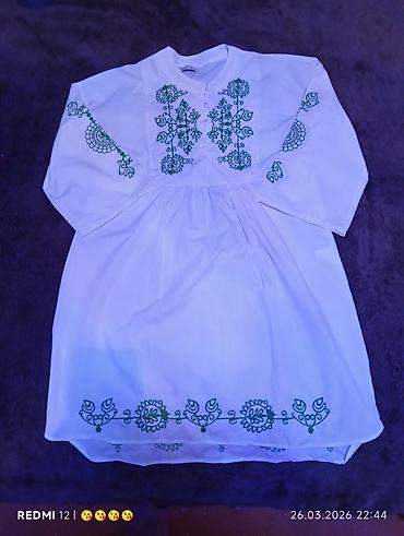 Digər qadın geyimləri: Ağ rəngli, yaşıl naxışlı qadın donu/tunika. - Material: yüngül parça — 1