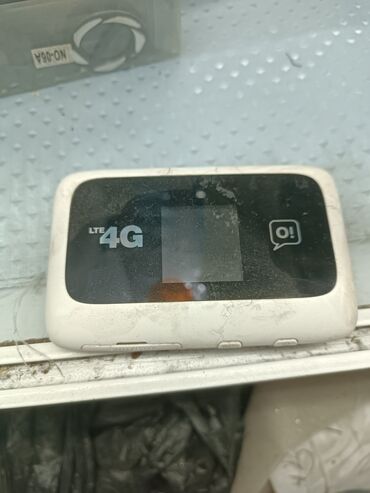 скупка ноотбуков: Мобильный Wi-Fi роутер белого цвета с поддержкой сетей 4G LTE