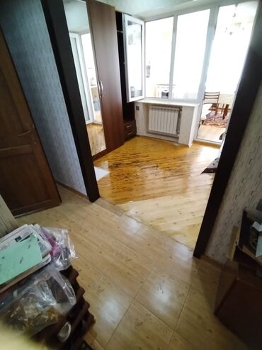 ЛуАЗ: Bineqedi Sentralnide 3 mertebeli binada 3 otaqli ev kiraye verilir