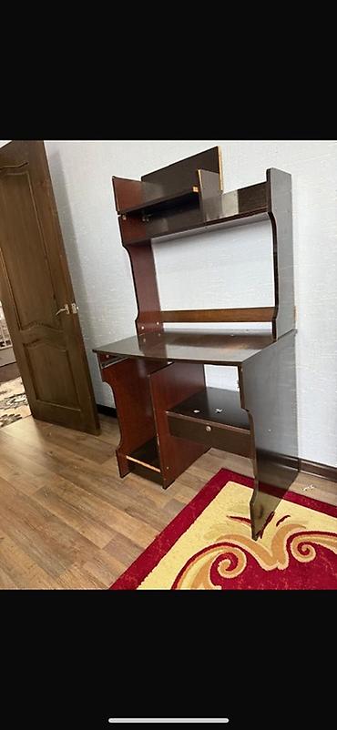 столы офис: Компьютерный стол, Б/у, С полками — 1