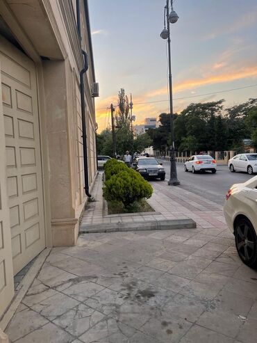 Kirayə qaraj: 236 nömrəli məktəbin qabağı. İşlək və mərkəzi küçədir. Yola baxır. Hər — 2