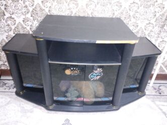 компьютерый стол: Компьютердик үстөлү, Колдонулган, Текчелери бар