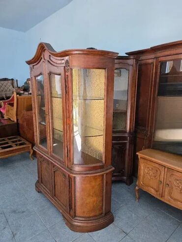 Stilske vitrine: Prelepa vitrina u odlicnom stanju. Visina 210 cm Sirina 150 cm Dubina — 12