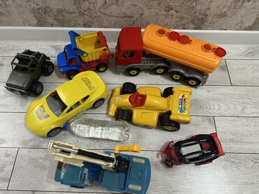 продаю в связи с переездом: Большие машинки по 200 сомов. Район Жибек-Жолу/Карпинка