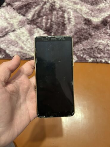 Digər mobil telefonlar: Smartfon – qızılı rəngdə Xüsusiyyətlər və dizayn: - Ekran: tam ön — 1