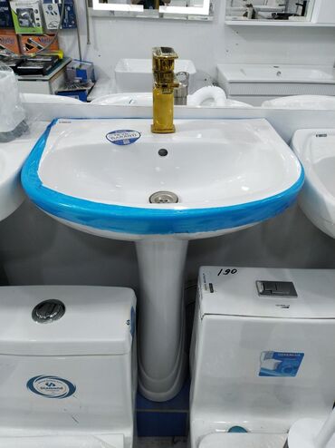 тюльпан: Ayaq üstə quraşdırılan ağ rəngli keramika lavabo. Üzərində qızılı