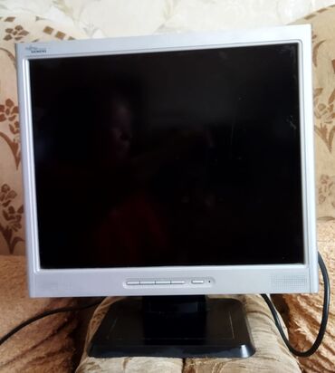 Gümüşü rəngli çərçivəyə malik bu Fujitsu Siemens monitor, istifadəçi