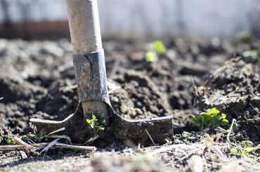 копаем ямы: Удобства для дома и сада