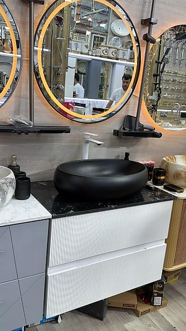 hamam dizaynlari: Hamam otağı üçün modern lavyabo-tumba və güzgü komplektləri — 4