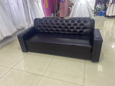 черный диван: Продаю дёшёво (окончательная цена) диван с 2 креслами б/у, в