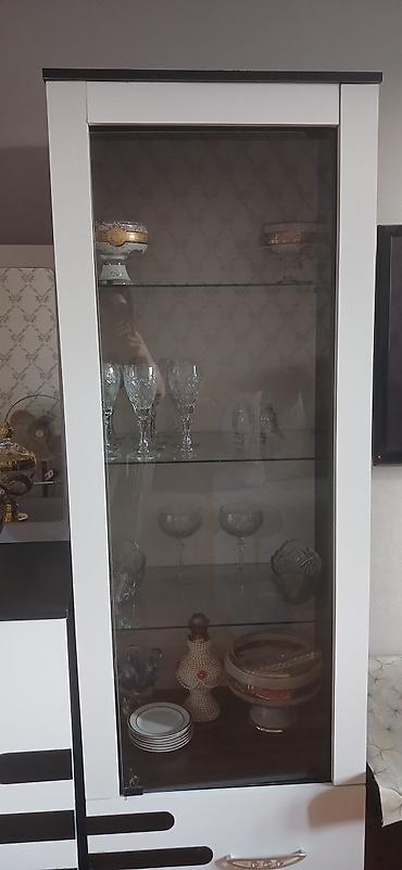 hamam xoncasi: Şüşəli vitrin dolabı – müasir dizayn - Rəng: ağ-kömür tonlarında — 1