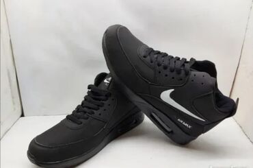 bele patike i odelo: Air max nike crne i maslinasto zelene
 
crne 46
zelene 46