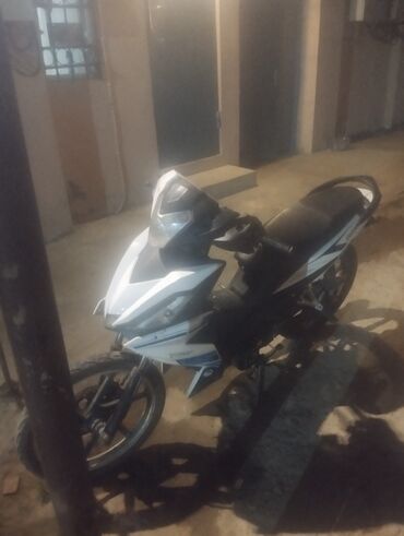 inmotion scooter s1: Sport üslublu moped/skuter - Kuzov: ağ-qara rəngli, aerodinamik sport