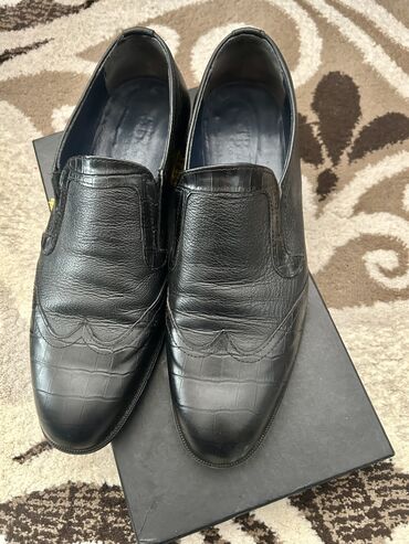 Ayaqqabılar: Klassik kisi ayaqqabisi, deridi, az geynilib, bahali ayaqqabidi,razmer — 8