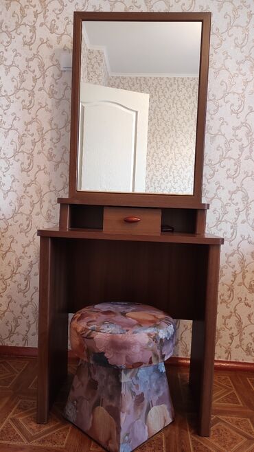 мебельный доводчик в Кыргызстан: Продаются трюмо с пуфиком и журнальный столик в отличном состоянии 