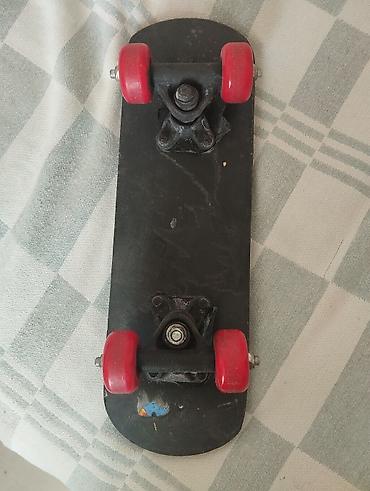 skeytbord: Mini skeytbord (barmaq skeyti/tech deck tipli) – qara gövdə və qırmızı — 3