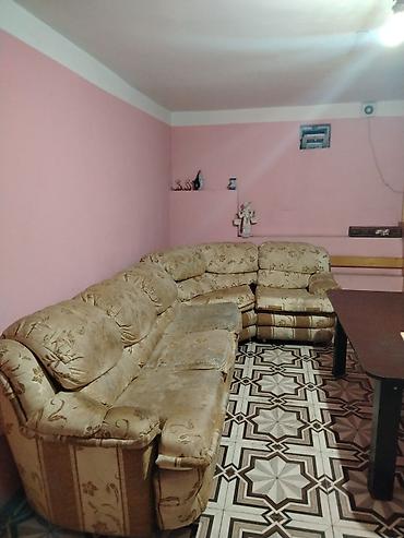 Divanlar: Qonaq otağı üçün böyük ölçülü künc divan. Divan bej rəngdədir və — 2