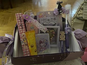 Sanrio temalı hədiyyə qutusu – bənövşəyi/çəhrayı rəng palitrası ilə