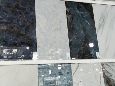 islenmis metlaq: Mərmər effektli keramik plitələr, müxtəlif rəng və damar naxışları