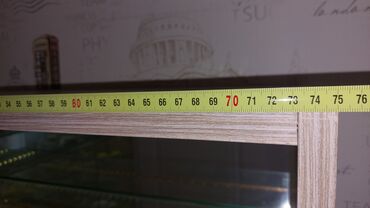 Stend vitrinləri: Şüşə qapıları olan vitrin, model avtomobillər kolleksiyasını səliqəli — 7