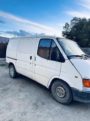 грузовой авто: Грузовой фургон Ford Transit (поколение 1990-х), белый цвет, короткая — 2