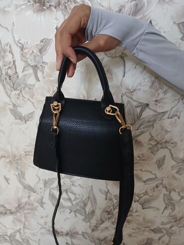 Классические сумки: Сумочки.
Разного цвета белый, бежевый и черный — 5