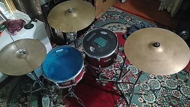 mikrofon mini: Baraban dəsti – 3 zərb aləti + zillər Komplekt: - Snare baraban (mavi — 4
