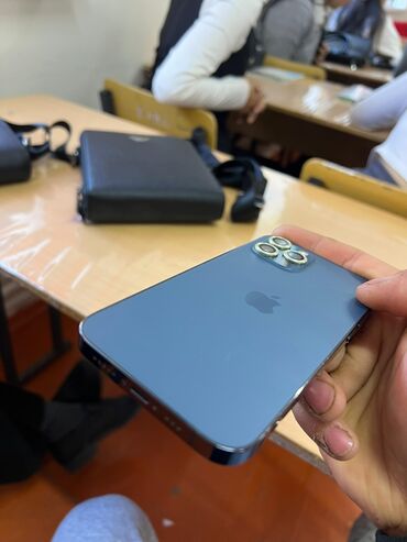 Apple iPhone: IPhone 12 Pro, Б/у, 256 ГБ, Голубой, Чехол, Зарядное устройство, 80 %