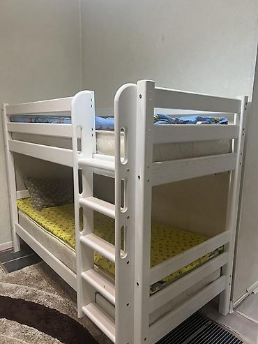 мамка папка: Двухъярусная детская кровать из массива (похоже на сосну) в белом — 1