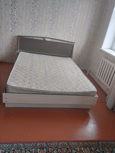 мебель румынский: Двуспальная кровать, Б/у, С матрасом, длина - 200 см