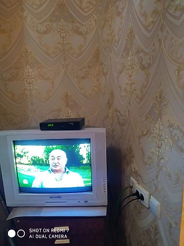 широкий монитор: Телевизор ЭЛТ (цветной), диагональ примерно 21–22". Корпус — 1