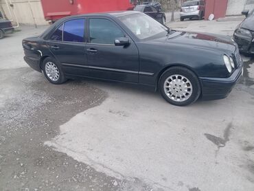 Mercedes-Benz: Mercedes-Benz E-Class: 2.2 l | 1999 il Sedan — 3