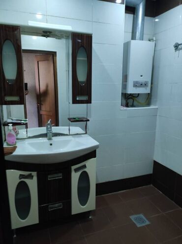 Uzunmüddətli kirayə mənzillər: Nərimanov metrosunun yaxınlığında 5 mertebeli binanın 2-ci — 13