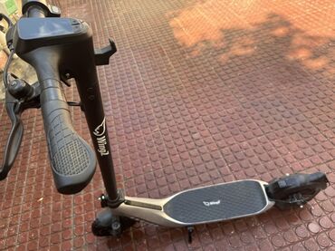 Wingz markalı bu elektrikli skuter, rahat tutacaqlara və idarəetmə