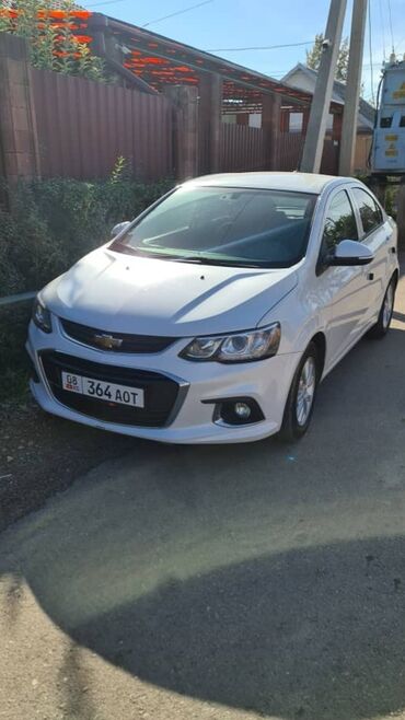 две машины: Chevrolet Aveo: 2017 г., 1.4 л, Автомат, Бензин, Седан