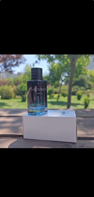 Dior Sauvage kişi ətri, tünd rəngli şüşə flakonda təqdim olunur