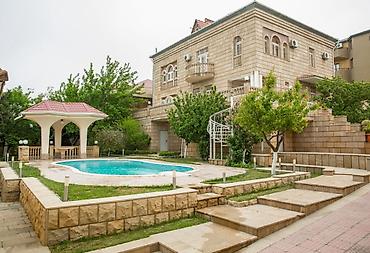 ev ve bag: Hovuzlu, geniş həyətli bağ evi - Üçmərtəbəli daş tikili, klassik — 1