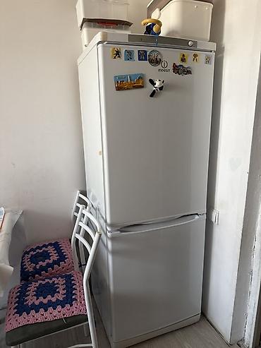 морозильник авто: Холодильник Indesit, Б/у, Двухкамерный — 1