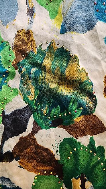 Parçalar: Məhsul: Naxışlı parça – floral print, daşlı bəzəklə - Material: satin — 2
