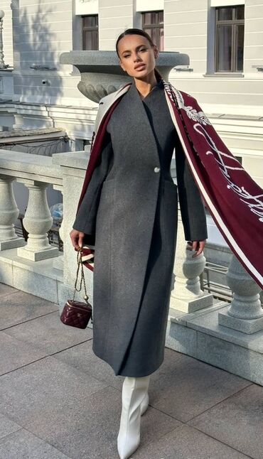 длинное трикотажное платье с капюшоном: Женское длинное пальто-халат с асимметричным бортом - Силуэт: прямой