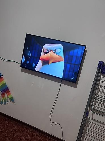 Телевизор LED, диагональ около 40–43". Тонкие рамки, настенное