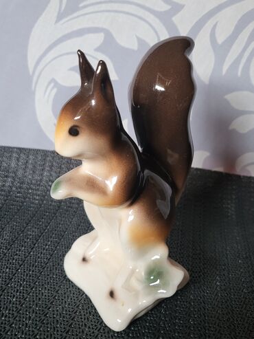Ostali kućni dekor: Porcelanska nova figura veverice 70te. Figura nova sve na njoj je — 4