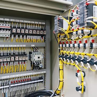 plastik qapı və pəncərələr: Sənaye elektrik paylama və idarəetmə panellərinin yığılması və — 4