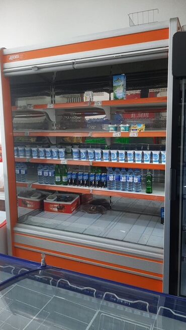 Soyuducu vitrinləri: Soyuducu vitrin, içərisində məhsulları səliqəli şəkildə nümayiş